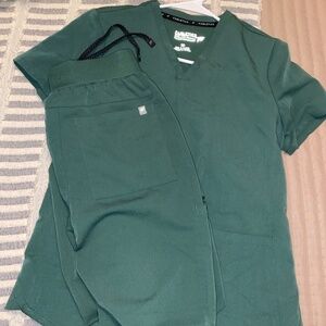 XS Fabletics Green Jogger Scrub Set